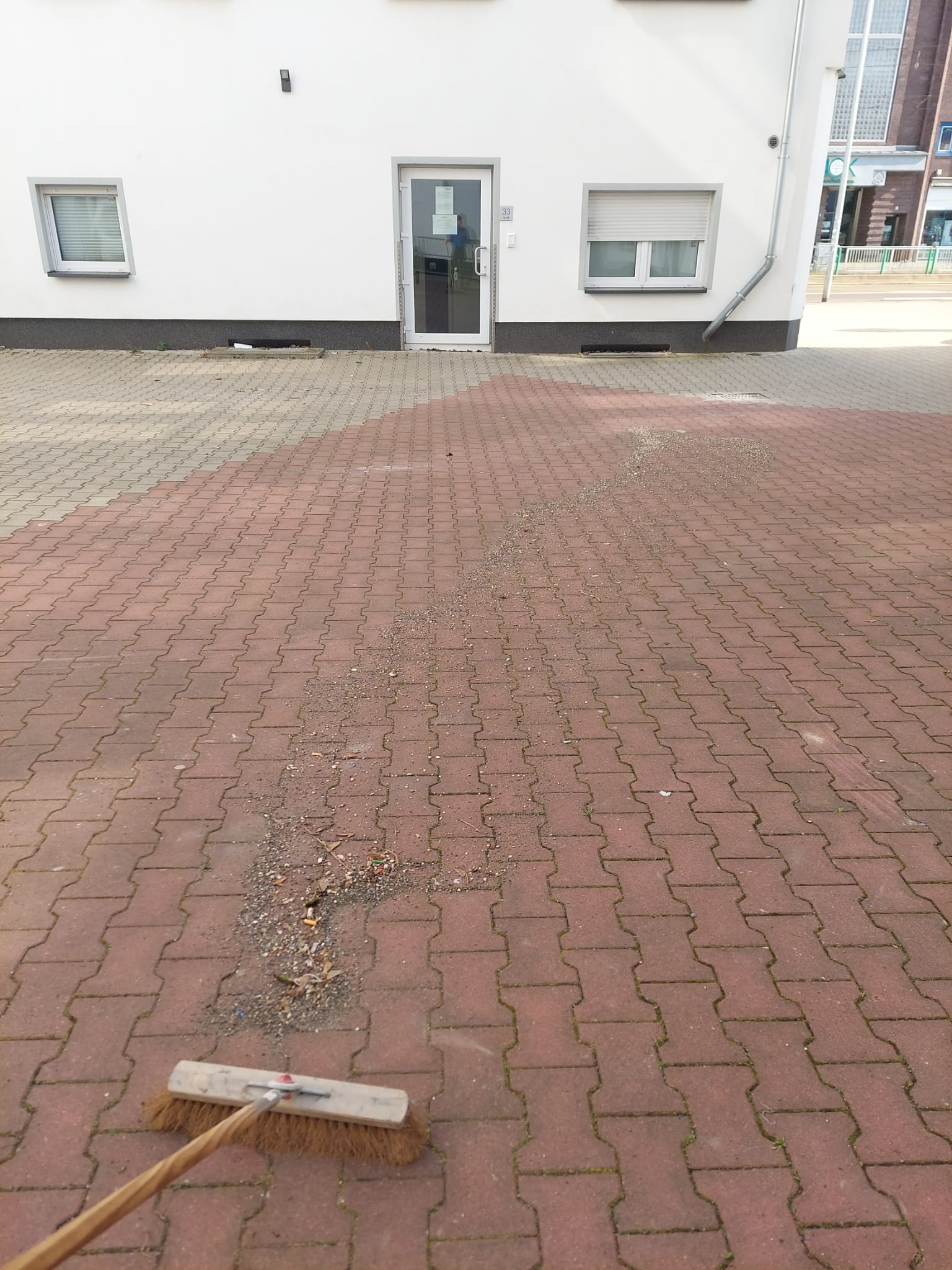 Hausmeisterservice Magdeburg – Mitarbeiter von M&A Immobilienreinigung bei der Objektbetreuung